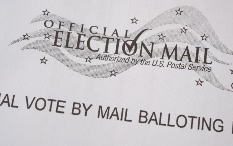 picture of an absentee ballot envelope